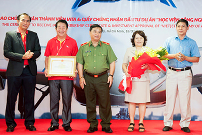 Vietjet nhận bằng khen của Bộ trưởng Bộ Công an 1 Vietjet nhận bằng khen của Bộ trưởng Bộ Công an