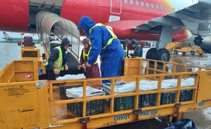 Chính sách hỗ trợ hành khách đến và đi khu vực ảnh hưởng bởi thời tiết xấu tại miền Trung 1 Vietjet miễn phí vận chuyển hàng cứu trợ miền Trung