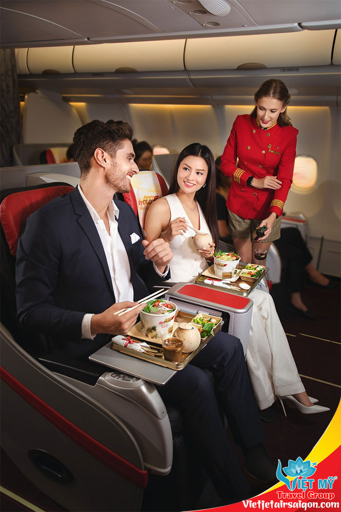 Vietjet vừa được bình chọn là “Hãng hàng không chi phí thấp có dịch vụ trên tàu bay tốt nhất năm 2023” (World’s Best Low-Cost Airline Onboard Hospitality 2023”) và tiếp tục được vinh danh là “Hãng hàng không siêu tiết kiệm tốt nhất thế giới năm 2023” (Best Ultra Low-Cost Airline 2023) lần thứ 5 liên tiếp